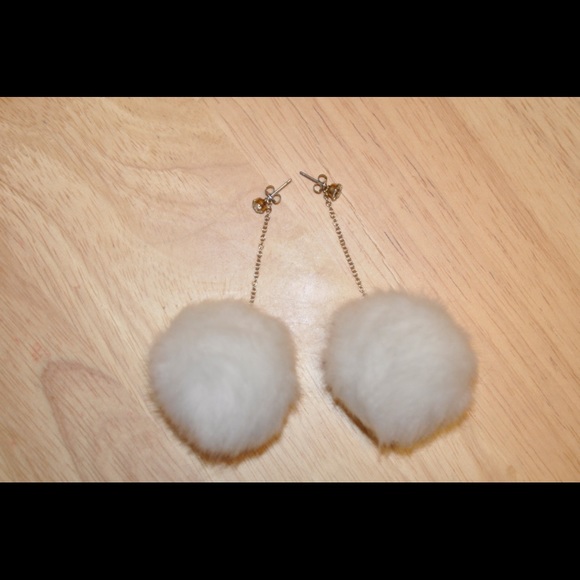 Earring - Picture 1 of 2